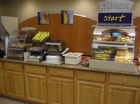 Hotel Express & Elkhart-south By Ihg 2*
