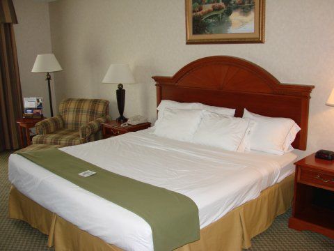 Hotel Express & Elkhart-south By Ihg 2*