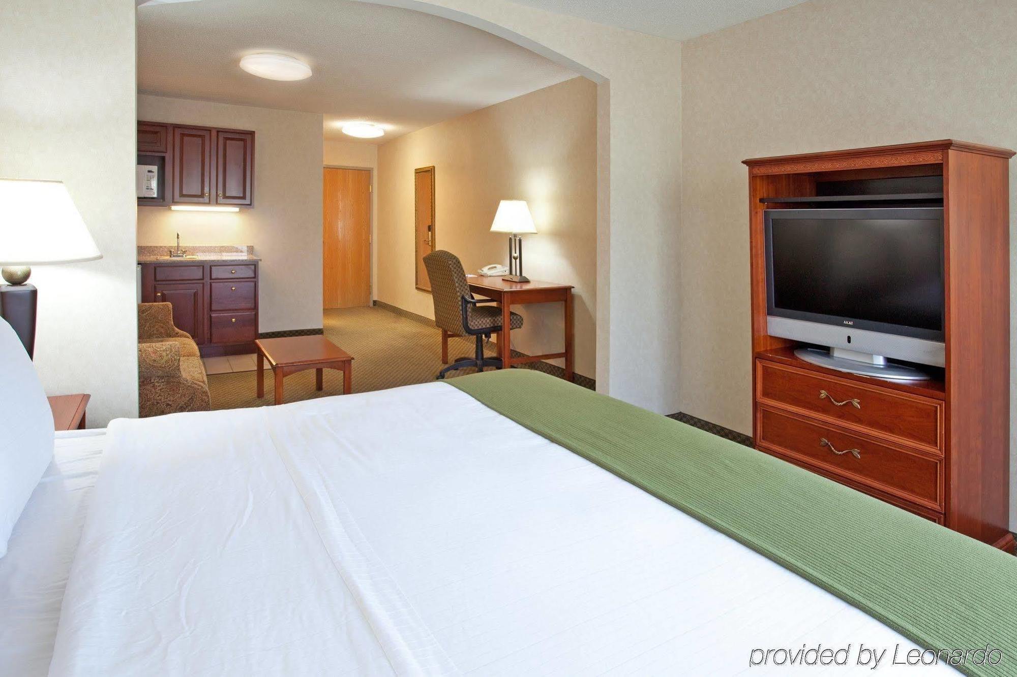 Hotel Express & Elkhart-south By Ihg 2*